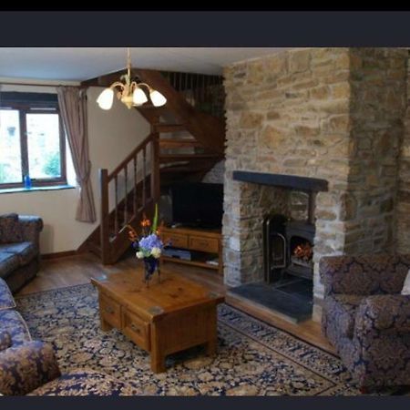 Hayloft Cottage Merton  エクステリア 写真