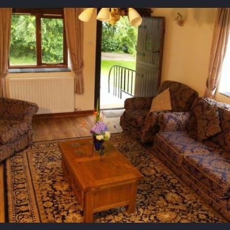Hayloft Cottage Merton  エクステリア 写真