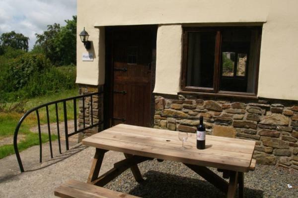 Hayloft Cottage Merton  エクステリア 写真